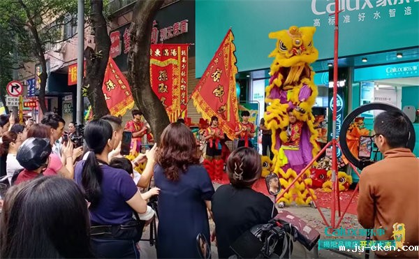 米优app下载安装官方揭阳店场外观众